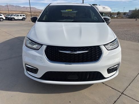 New 2026 Chrysler Pacifica Limited image 8