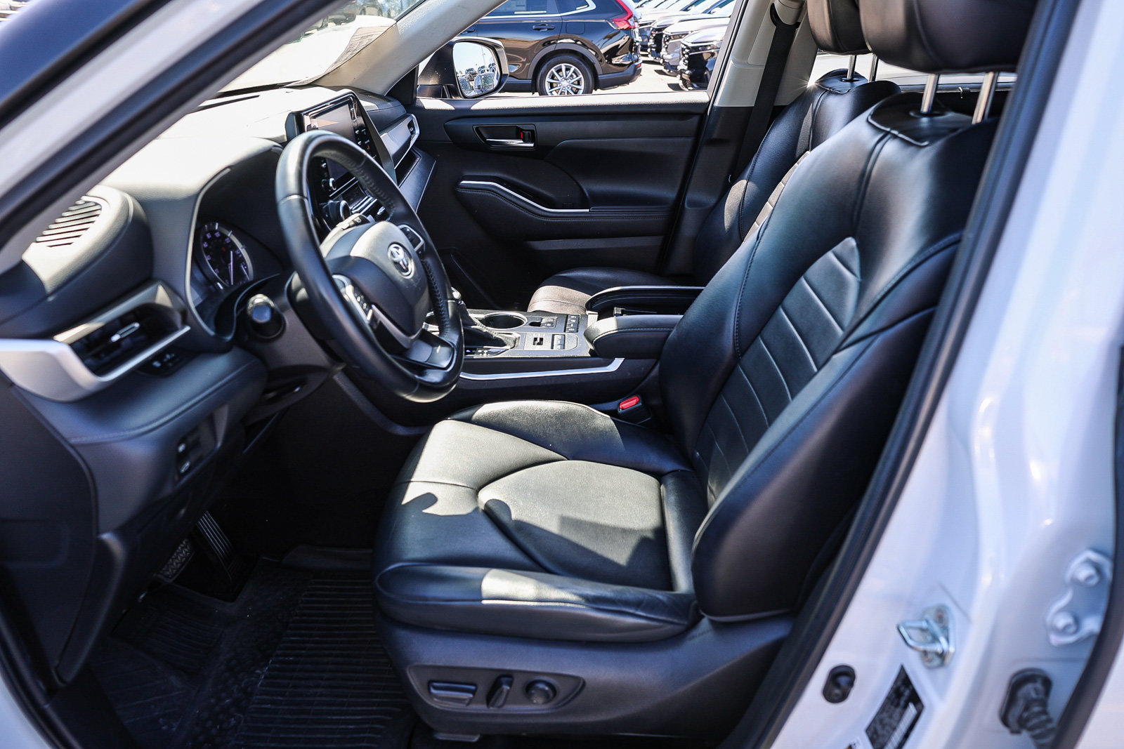 Used 2022 Toyota Highlander XLE AWD/4WD image 11