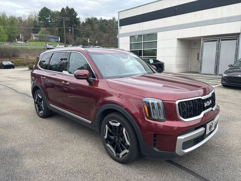 Used 2023 Kia Telluride EX w/ EX Captain's Chair Package image 1