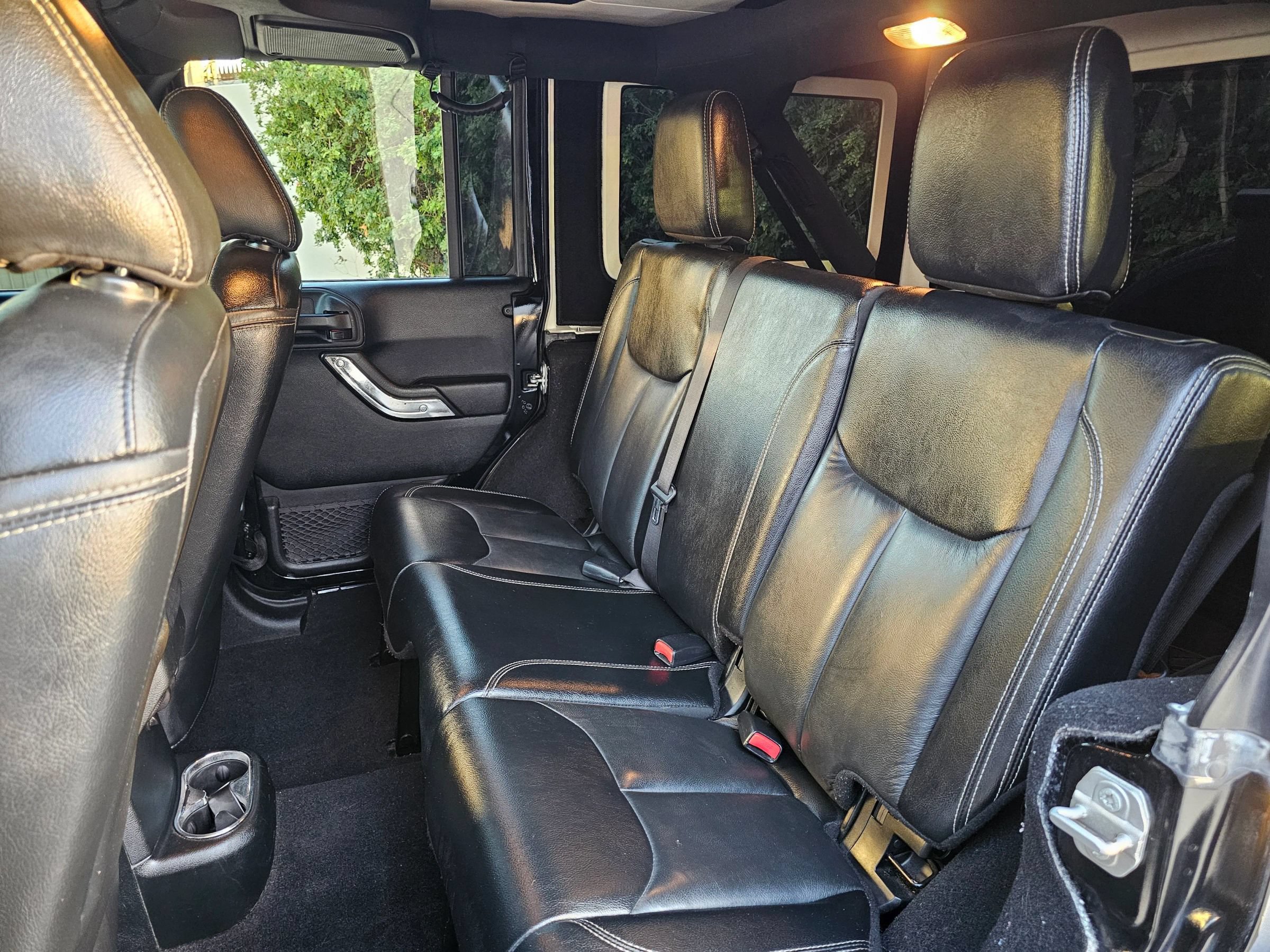 Used 2018 Jeep Wrangler Unlimited Sahara w/ Connectivity Group AWD/4WD image 18