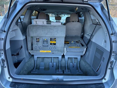 Used 2012 Toyota Sienna LE w/ Towing Pkg image 21