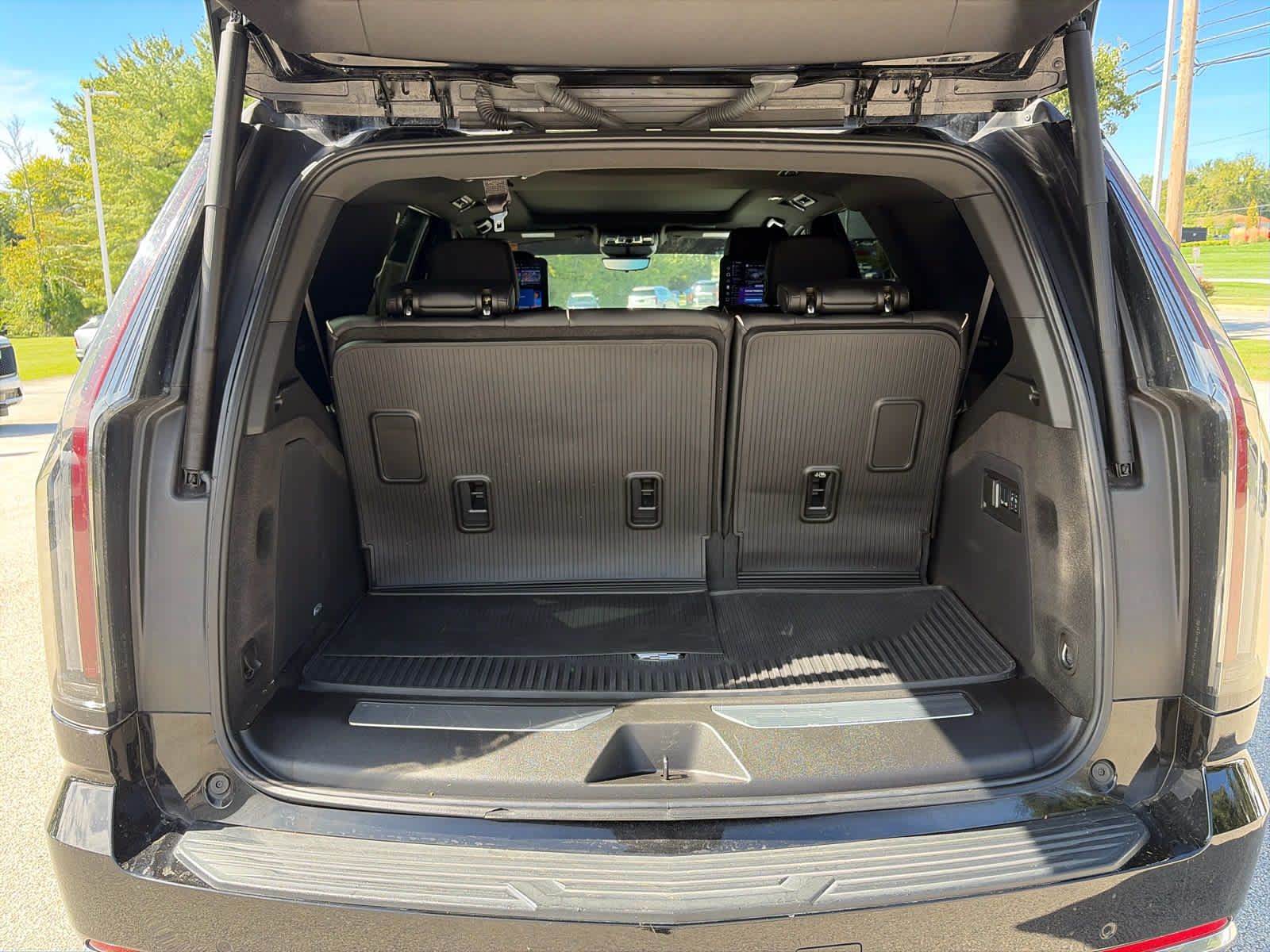 Certified 2025 Cadillac Escalade Premium Luxury w/ Touring Package AWD/4WD image 8