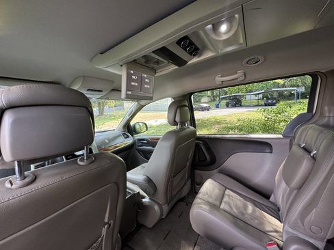 Used 2016 Chrysler Town & Country Touring image 20