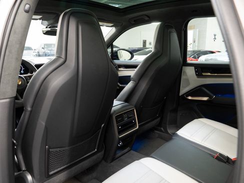 Used 2025 Porsche Cayenne GTS AWD/4WD image 25