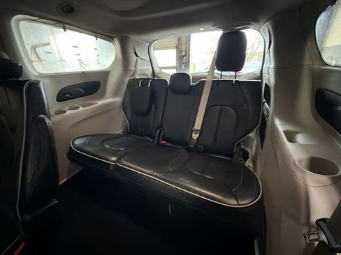 Used 2023 Chrysler Pacifica Limited FWD image 25