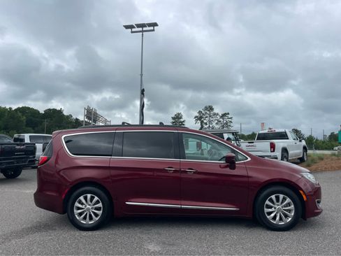 Used 2017 Chrysler Pacifica Touring-L FWD image 4