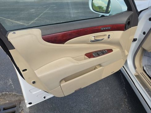 Used 2012 Lexus LS 460 w/ Comfort Pkg RWD image 18