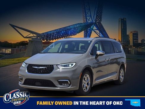 Used 2023 Chrysler Pacifica Limited FWD image 3
