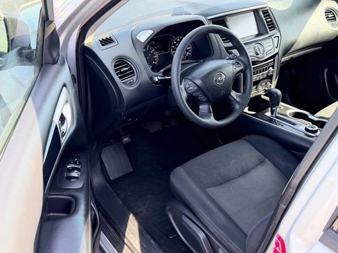 Used 2019 Nissan Pathfinder S image 9