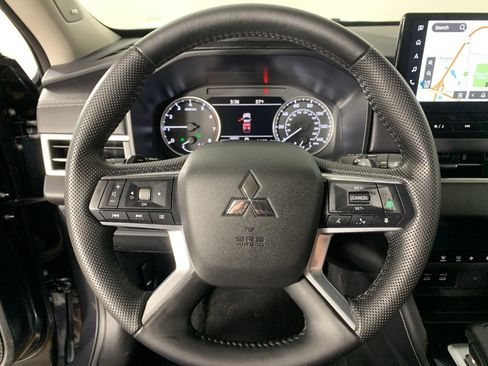 Used 2025 Mitsubishi Outlander SE image 21
