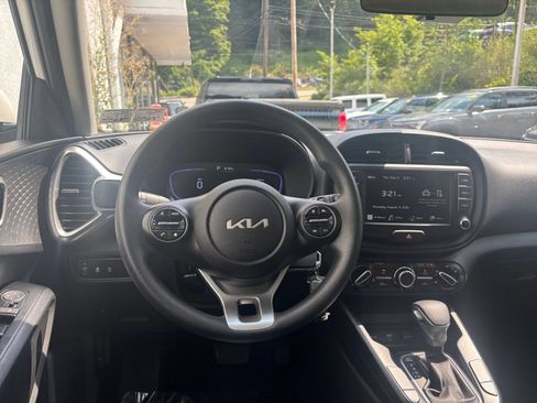 Used 2025 Kia Soul LX w/ LX Technology Package FWD image 31