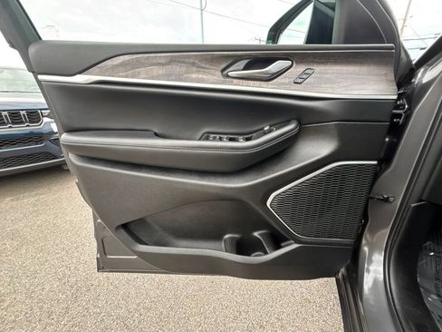 New 2026 Jeep Grand Cherokee Limited AWD/4WD image 17