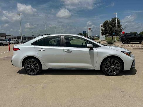 Used 2025 Toyota Corolla SE w/ SE Premium Package FWD image 2