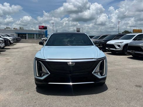Used 2024 Cadillac Lyriq Luxury AWD/4WD image 2