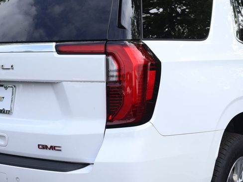 Used 2025 GMC Yukon Denali AWD/4WD image 9