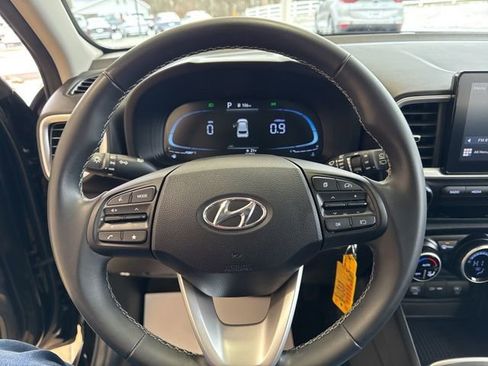 Used 2023 Hyundai Venue SEL image 16