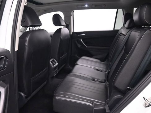 Used 2022 Volkswagen Tiguan SE w/ Panoramic Sunroof Package image 17