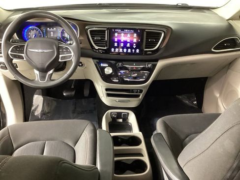 Used 2017 Chrysler Pacifica Touring FWD image 34