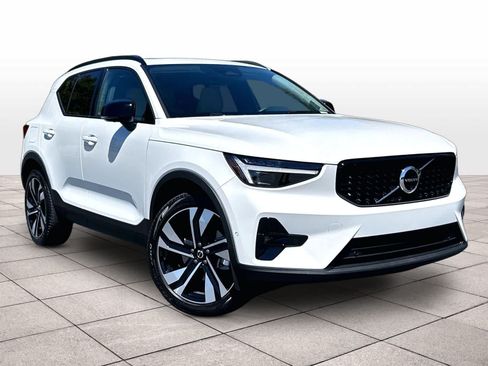 Used 2026 Volvo XC40 B4 Plus w/ Climate Package FWD image 2