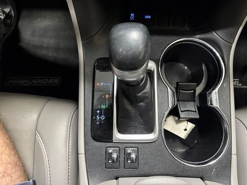 Used 2019 Toyota Highlander XLE FWD image 11