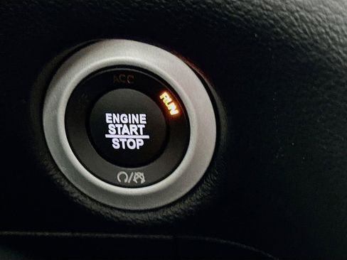 Used 2025 Chrysler Pacifica Select image 19