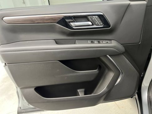Used 2025 Chevrolet Suburban Z71 AWD/4WD image 14