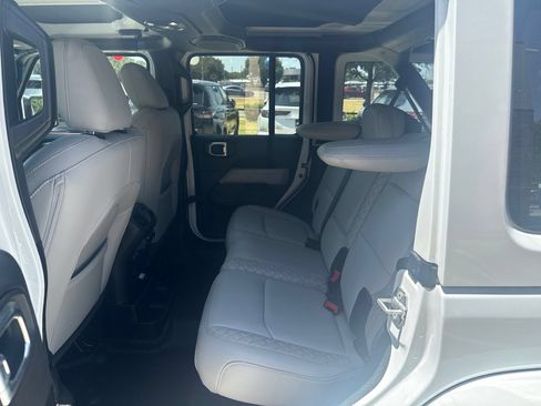Used 2022 Jeep Wrangler Unlimited Sahara AWD/4WD image 5