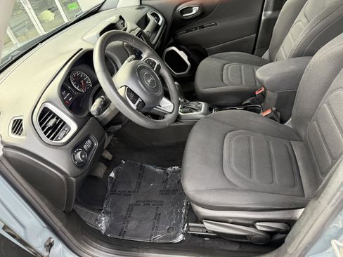Used 2018 Jeep Renegade Latitude FWD image 10