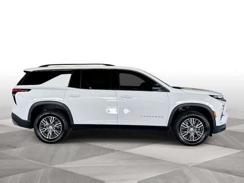 Used 2025 Chevrolet Traverse LT FWD image 9