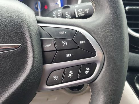 Used 2023 Chrysler Pacifica Touring-L FWD image 17