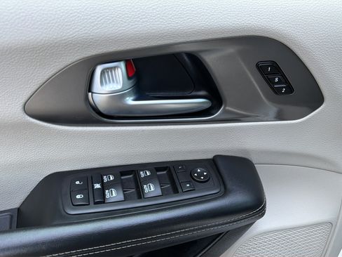 Used 2023 Chrysler Pacifica Touring-L FWD image 22