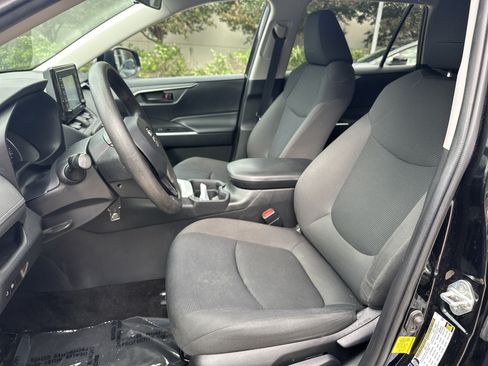 Used 2021 Toyota RAV4 LE AWD/4WD image 21