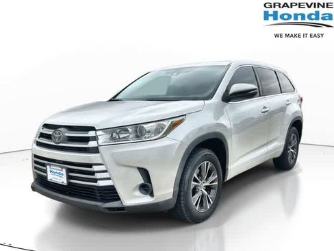 Used 2018 Toyota Highlander LE FWD image 1