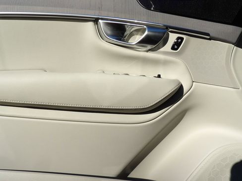 New 2026 Volvo XC90 T8 Ultra w/ Protection Package Premier AWD/4WD image 8