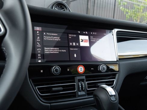 Certified 2026 Porsche Macan AWD/4WD image 24
