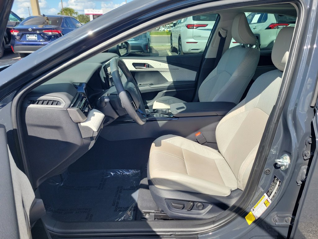 Used 2025 Toyota Camry XLE FWD image 15