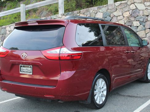 Used 2015 Toyota Sienna XLE Premium image 9