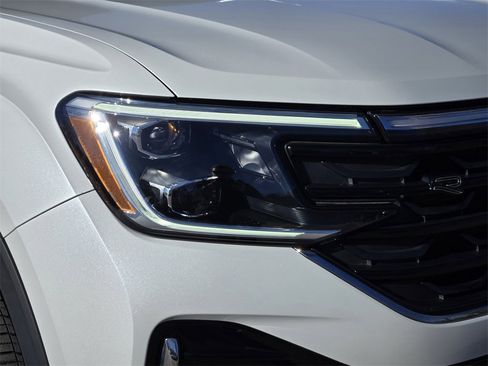 Used 2024 Volkswagen Atlas Cross Sport SEL Premium R-Line image 8