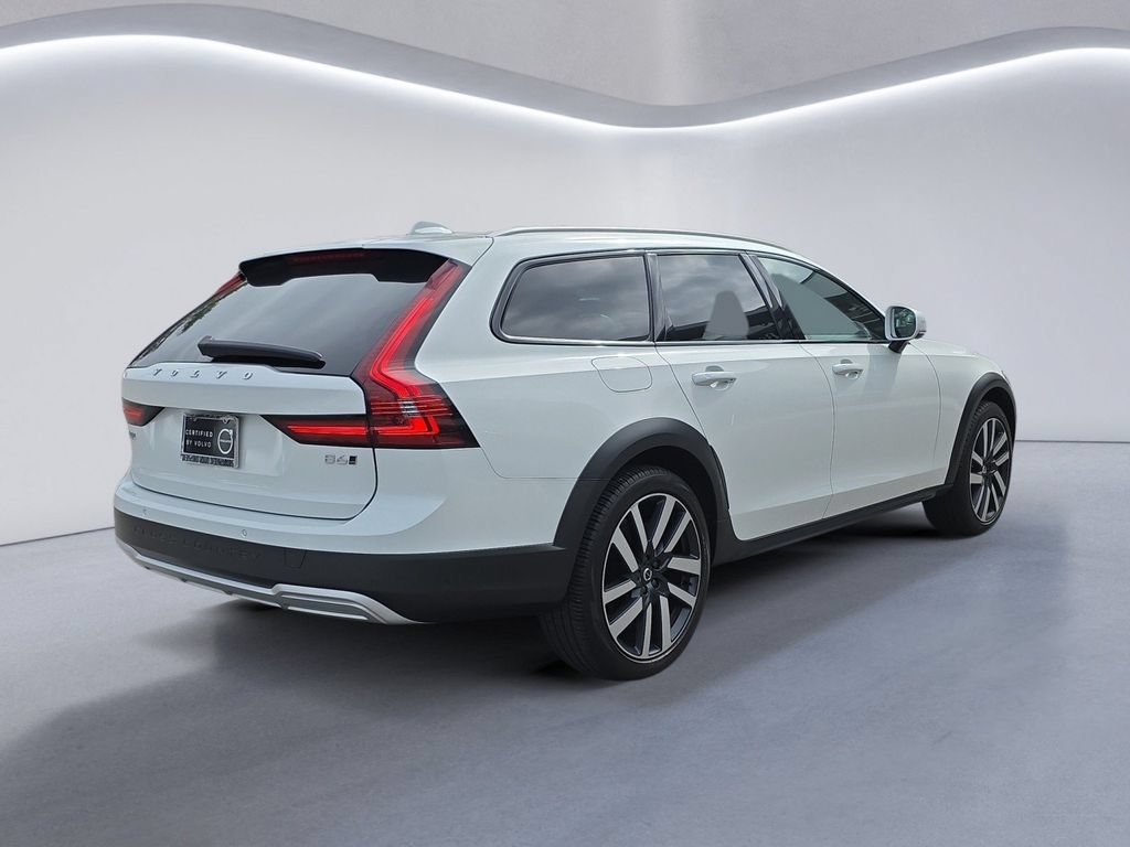 Certified 2025 Volvo V90 B6 Cross Country Ultra AWD/4WD image 4