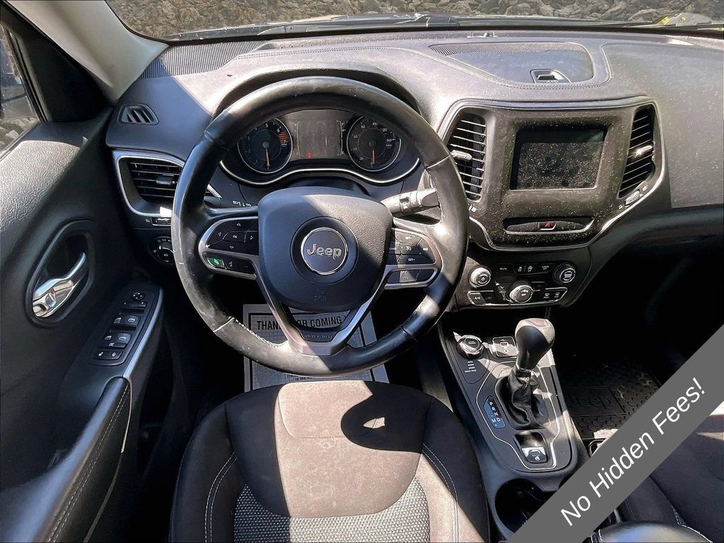 Used 2019 Jeep Cherokee Latitude w/ Cold Weather Group AWD/4WD image 5