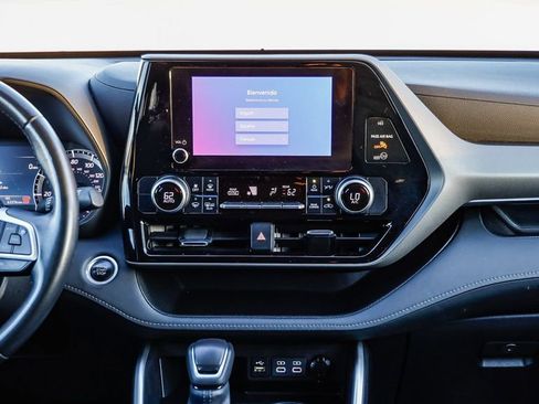 Used 2024 Toyota Highlander LE image 16