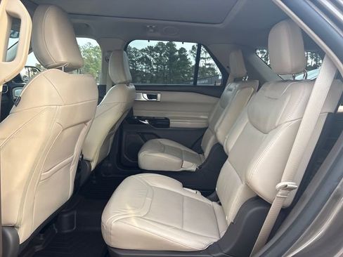 Used 2021 Ford Explorer Platinum w/ Premium Technology Package image 25