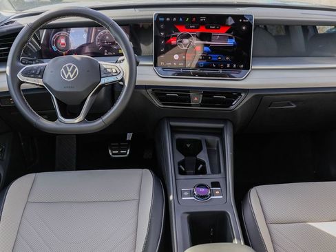 New 2025 Volkswagen Tiguan SE image 33