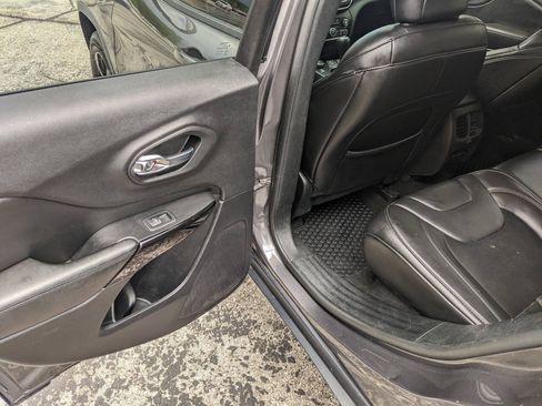 Used 2019 Jeep Cherokee Latitude Plus AWD/4WD image 11