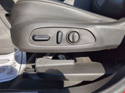 Used 2023 GMC Acadia SLT image 13