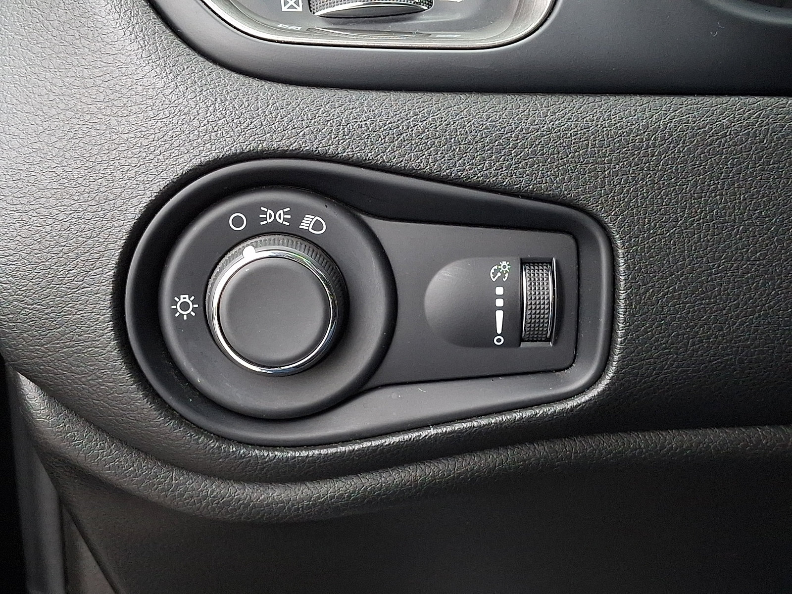 Used 2023 Jeep Renegade Latitude AWD/4WD image 26