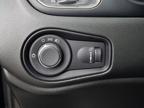 Used 2023 Jeep Renegade Latitude AWD/4WD image 26
