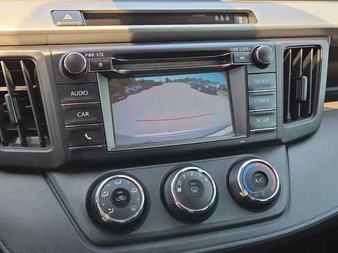 Used 2018 Toyota RAV4 LE FWD image 23