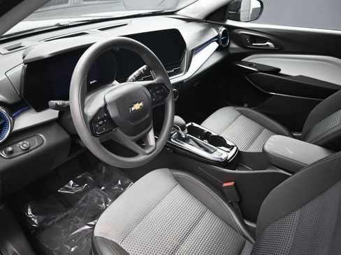 Used 2025 Chevrolet Trax LT FWD image 18