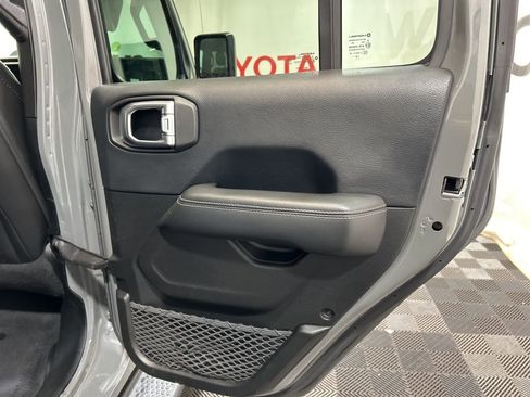 Used 2019 Jeep Wrangler Unlimited Sahara image 14